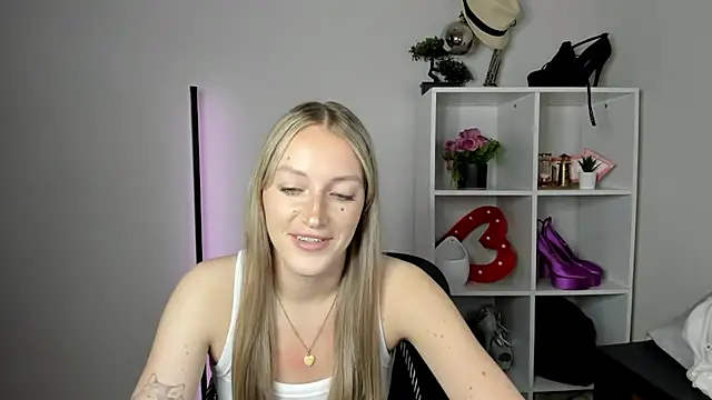 EvelynBlond webcam