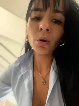 LuxeBrunetteXXX webcam