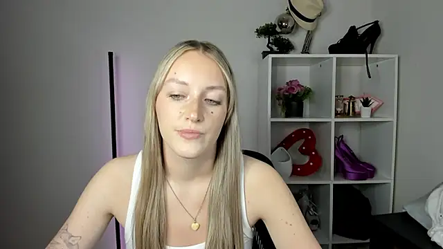 EvelynBlond webcam