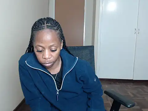 QUEENMANDYY webcam