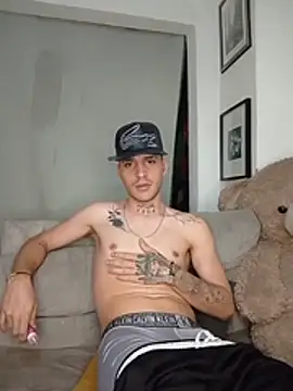 MaxHornyLatin webcam