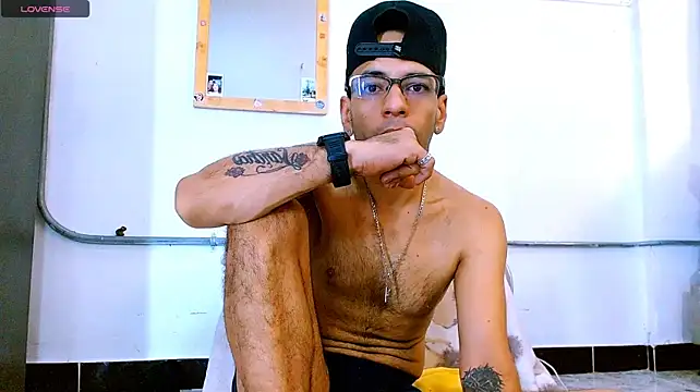 Alphamaster_92 live cam on StripChat