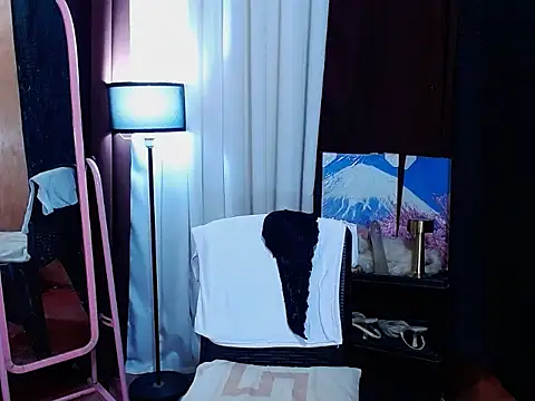 UrSkinnyHugeCock webcam