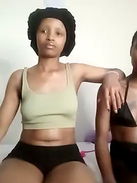 CurvyLeyla_ webcam