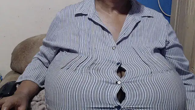 CUTEFIRMMELONSS live cam preview