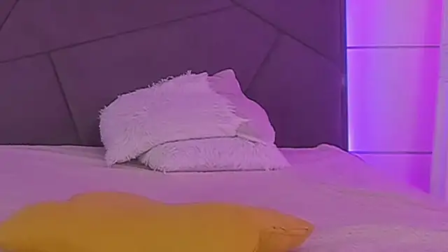 HollyTailors live cam preview