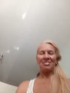 ViktoriaSexi1 live cam on StripChat