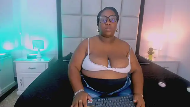 TreisyVixen webcam