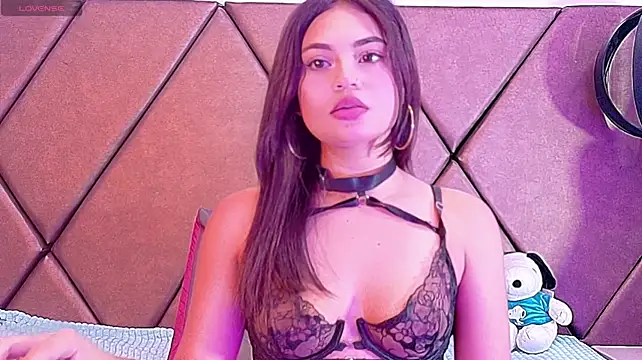 Mikaela-Banes webcam
