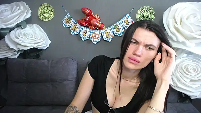 MilaLoona webcam