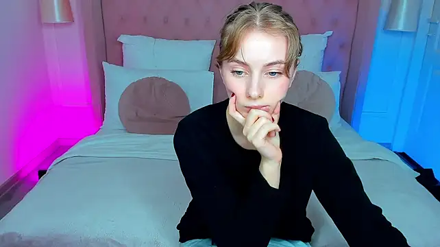 EricaLow webcam