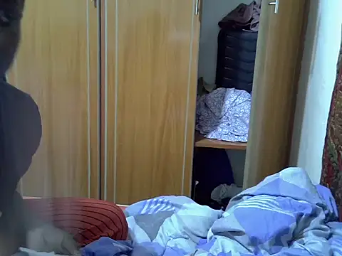 kaya_bear webcam