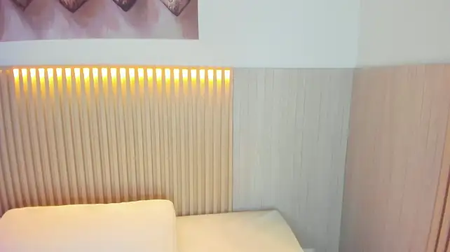 selena_holt webcam