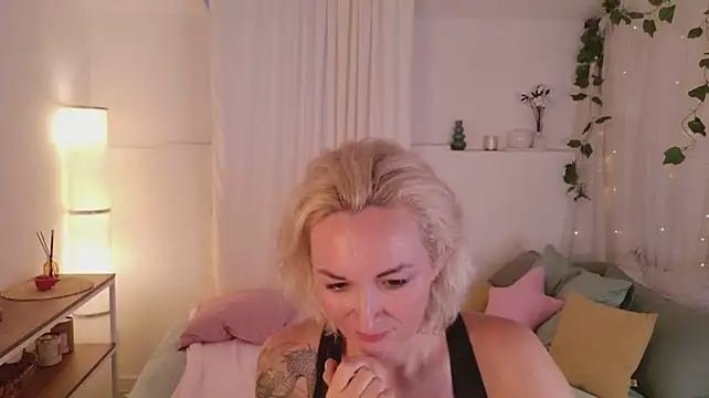HelenDragonMother webcam