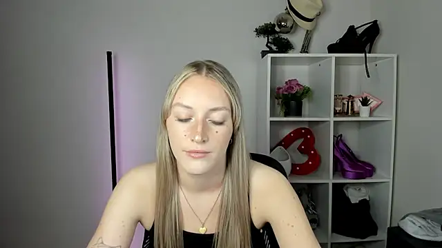 EvelynBlond webcam