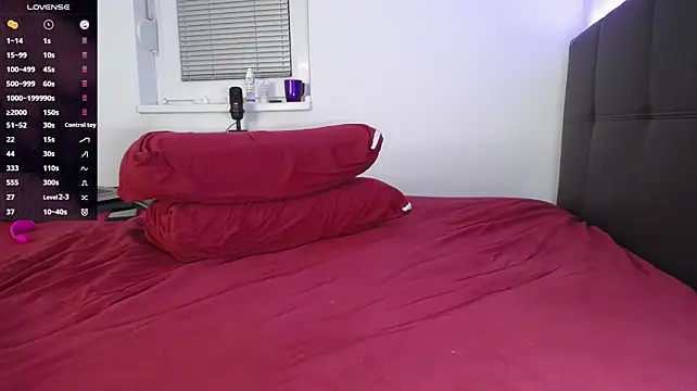 AlicePlushWhispers webcam