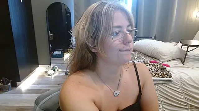 HazelSkyesChat webcam