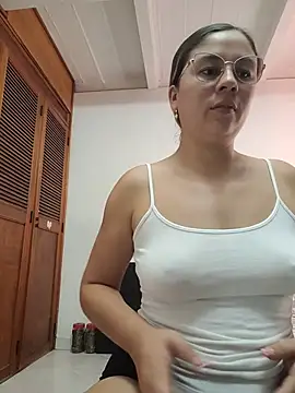 selena_gomez2 live cam on StripChat
