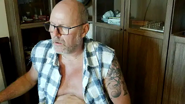 JohnDutchDaddy live cam on StripChat