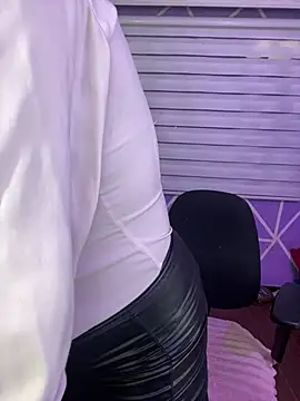 MiiaaJoness live cam on StripChat