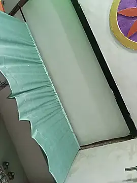 YOURFIVAA live cam on StripChat