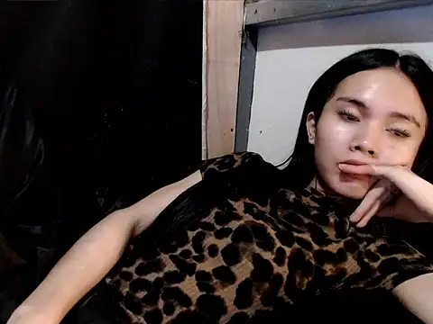 devine_goddess live cam on StripChat