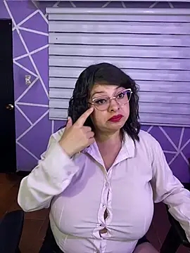 MiiaaJoness live cam on StripChat