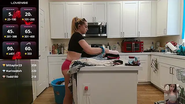 Blondiewithanass webcam