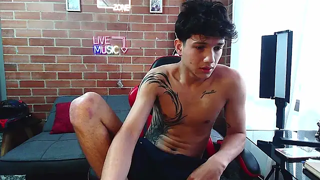 Kurtt__ live cam on StripChat