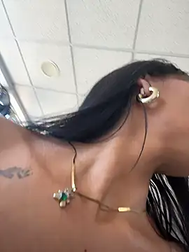 LuxeBrunetteXXX webcam