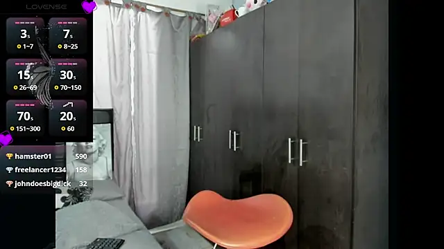 LatinaQueen23 live cam on StripChat