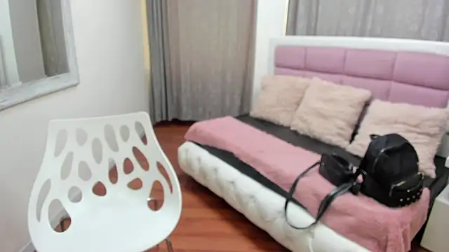 Elizabeth_Mills live cam on StripChat
