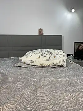 CurlyLara live sex cam