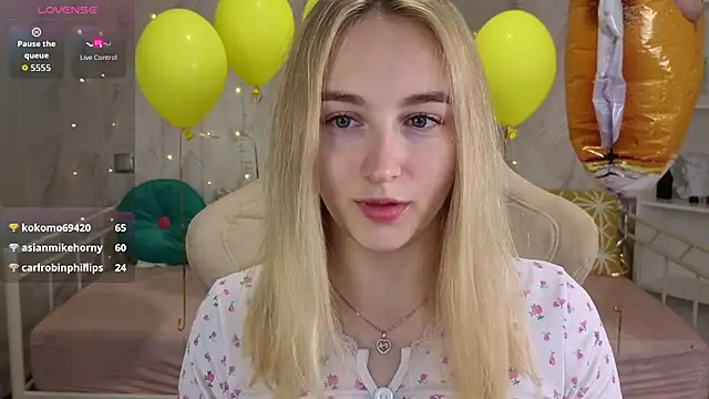 Shy_Polly live cam on StripChat