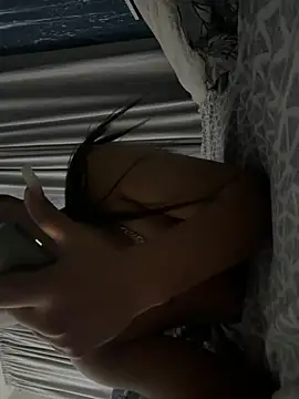kiraluxx в эфире на Stripchat