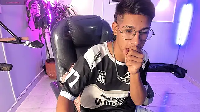 Harry04_ live cam on StripChat