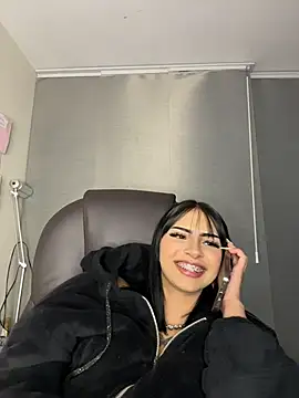 Hilary_pinkk webcam
