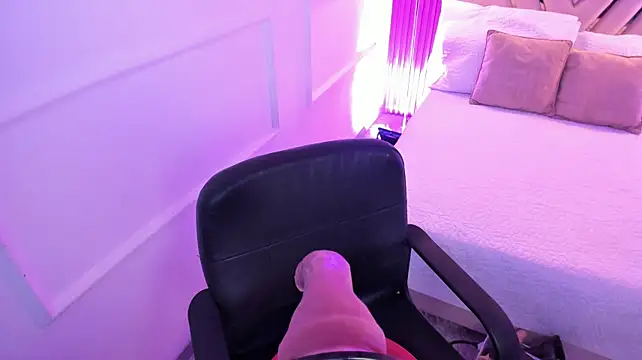MiiaaMoonroee webcam