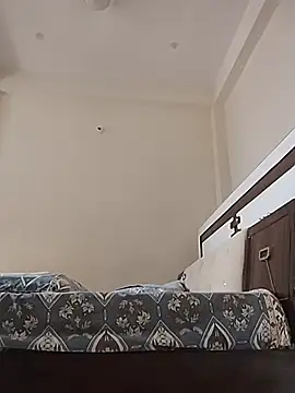 Realcumshow webcam