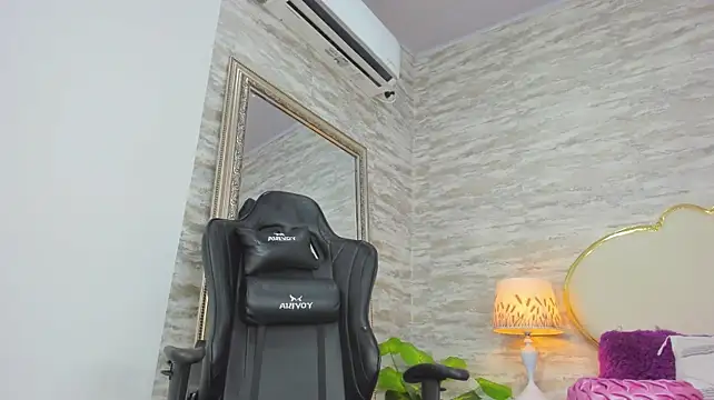 MiaDiamont webcam
