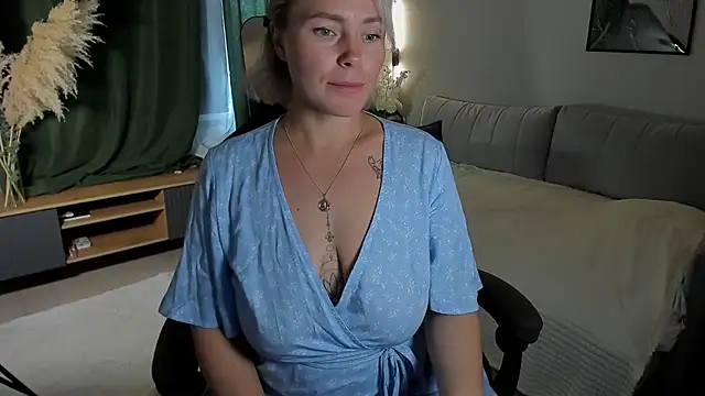 Charming_Daphny webcam