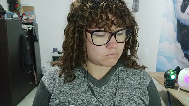 curly_greeneyed webcam
