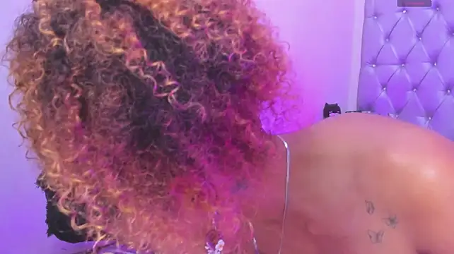 Sharonxt live cam on StripChat
