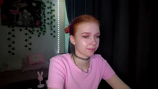 RedAriana webcam
