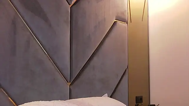 cristalsky05 live cam on StripChat