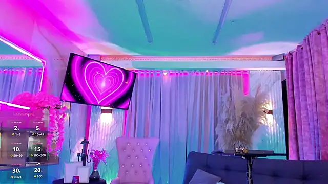 Queens_Wonders_Blonders webcam