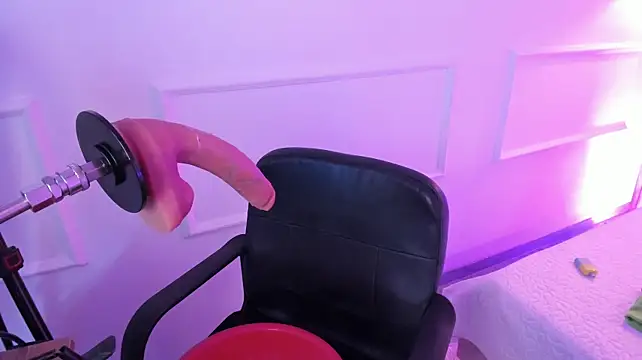 MiiaaMoonroee webcam