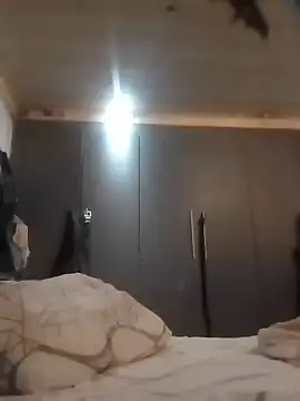 Mad1Lingoz webcam