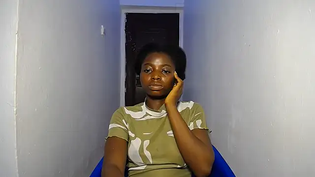 petiteebonyxx webcam