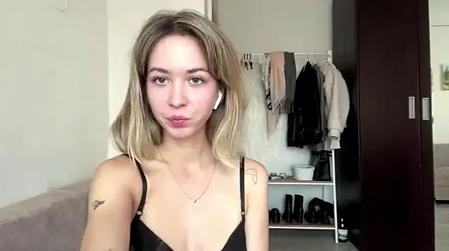 Sara_Bloservety webcam